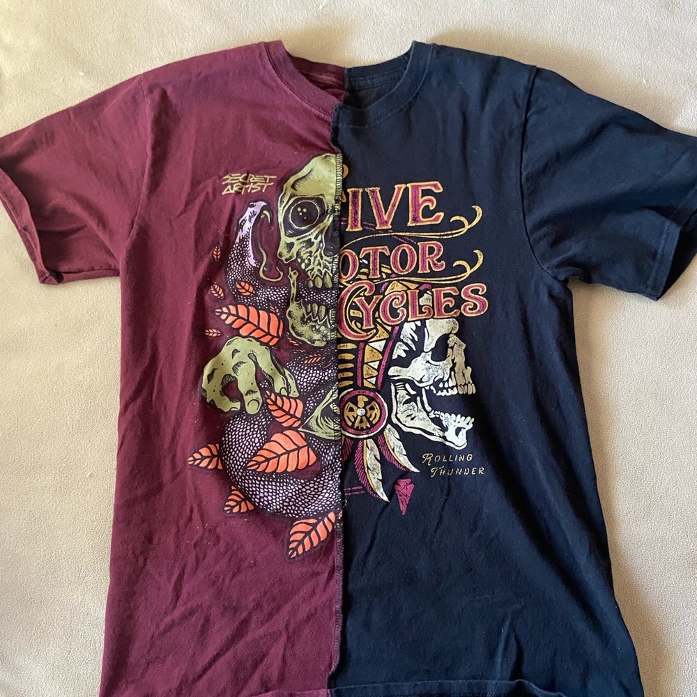 red and black half and half Graphic tee size S
